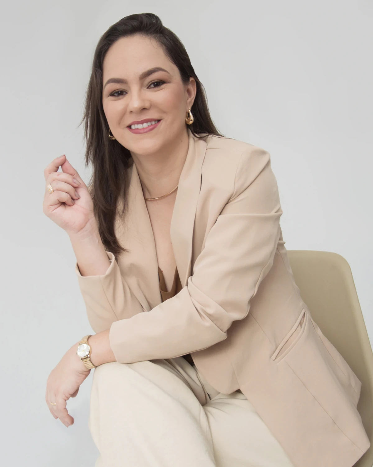 Dra. Thaysa Milanez sentada